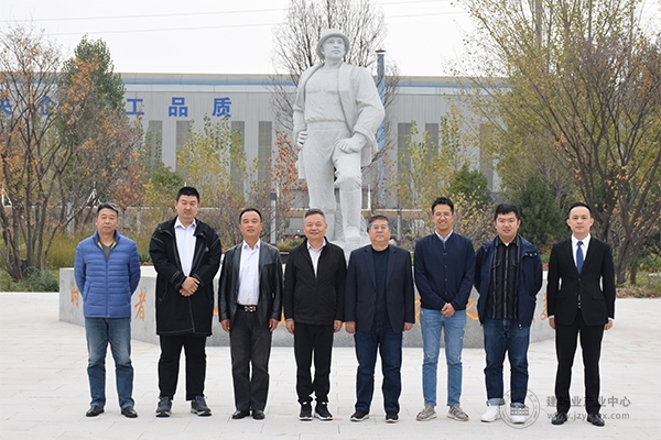 上传2-马万水广场合影.jpg