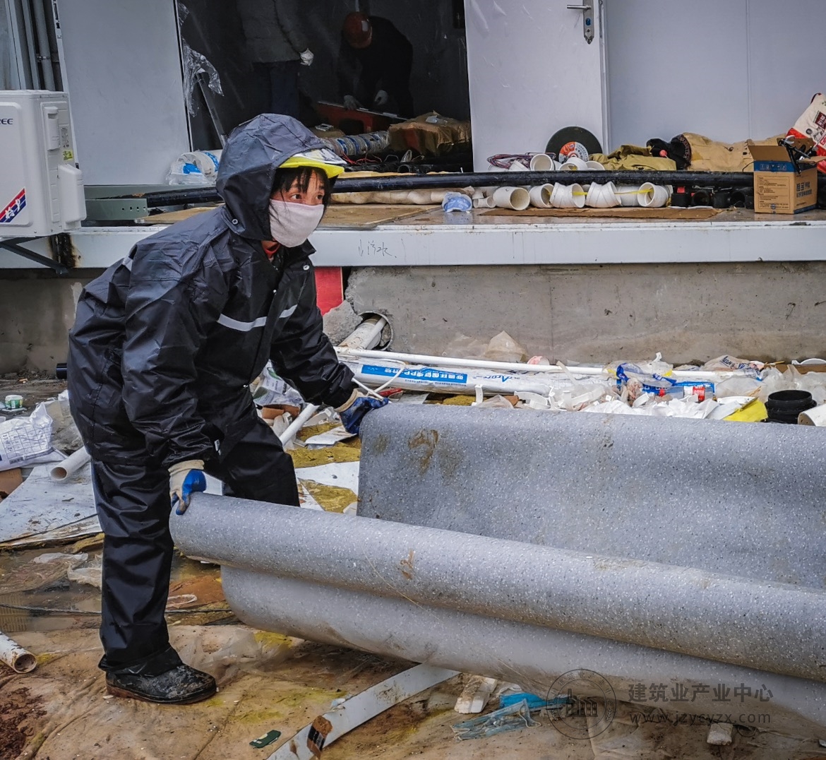 中建四局援建雷神山建设者冒雨抢工期。丁思琦 摄.jpg 中建四局援建雷神山建设者冒雨抢工期。丁思琦 摄.jpg