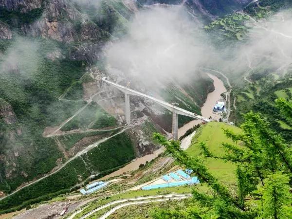悬崖峭壁上劈天路 攻坚一线“啃硬骨”