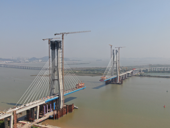广东最高双塔铁路斜拉桥主塔全部封顶