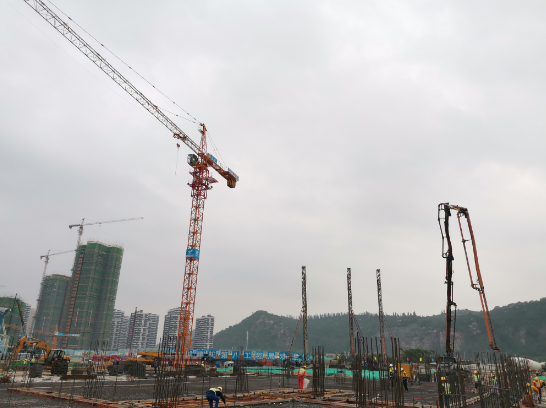 第三届亚青会汕头市游泳跳水馆改建项目顺利完成首块底板浇筑