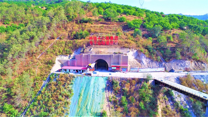 【中铁十二局集团有限公司】中缅国际通道大临铁路杏子山隧道安全贯通