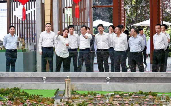 中国中铁党委常委、副总裁任鸿鹏到中铁置业西南公司调研