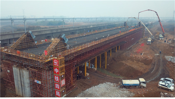 引江济淮沪蓉铁路改建工程跨度最大系杆拱成功浇筑
