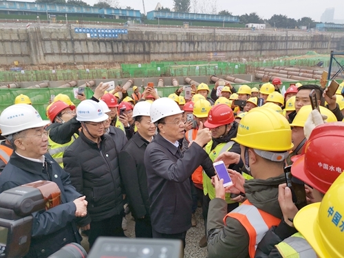 李克强考察水电十局承建的成都市公共交通换乘服务中心项目