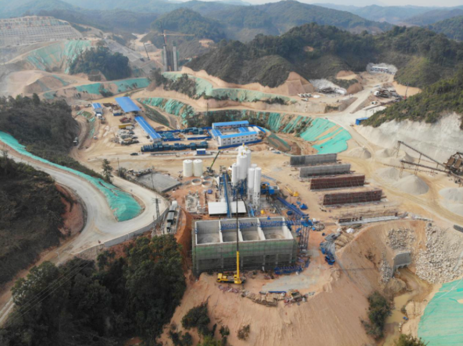 建工集团所属粤水电承建的广州市牛路水库建设工程水库大坝围堰成功截流