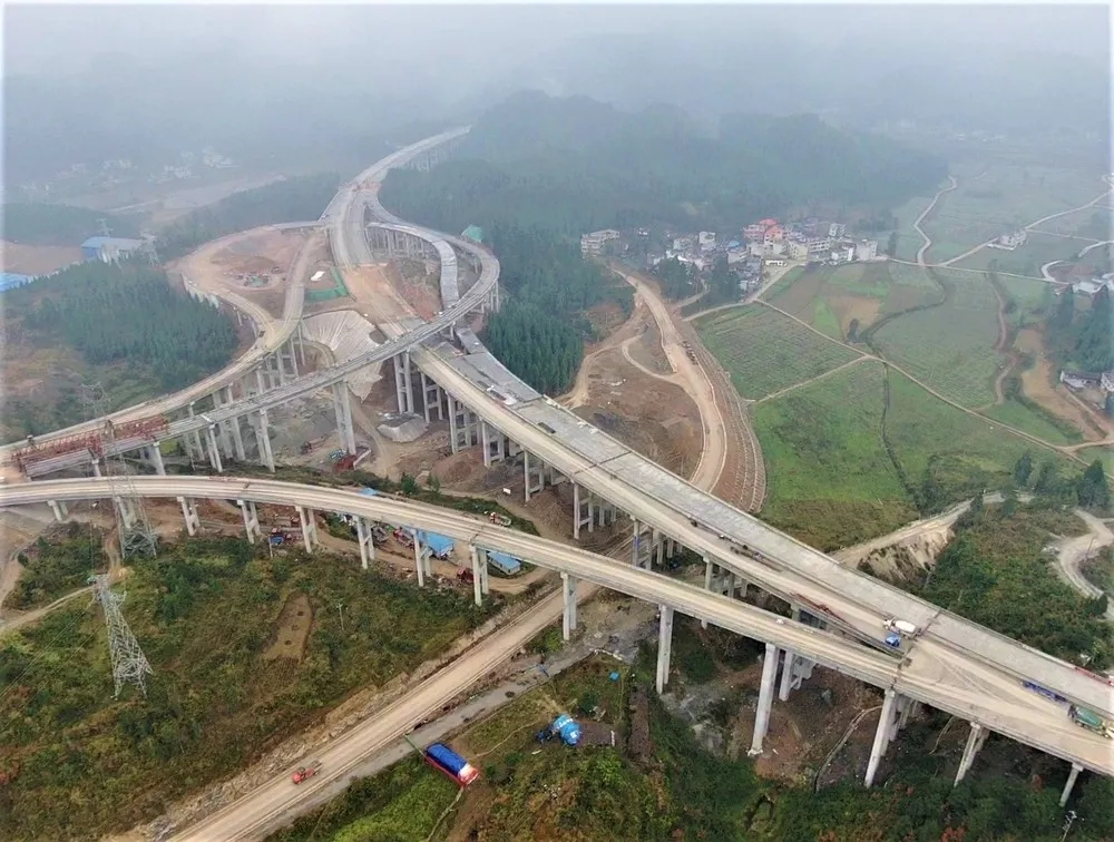 江玉二标黄牯山互通立交T梁架设圆满完成