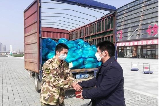 心系医护聚温暖，抗击疫情立新功——陆观青同志再次向医护人员捐赠物资