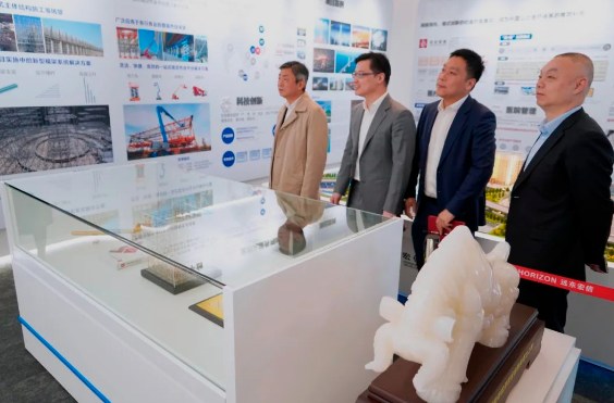 中联重科副总裁郭学红率队到访宏信建发，共商深化合作