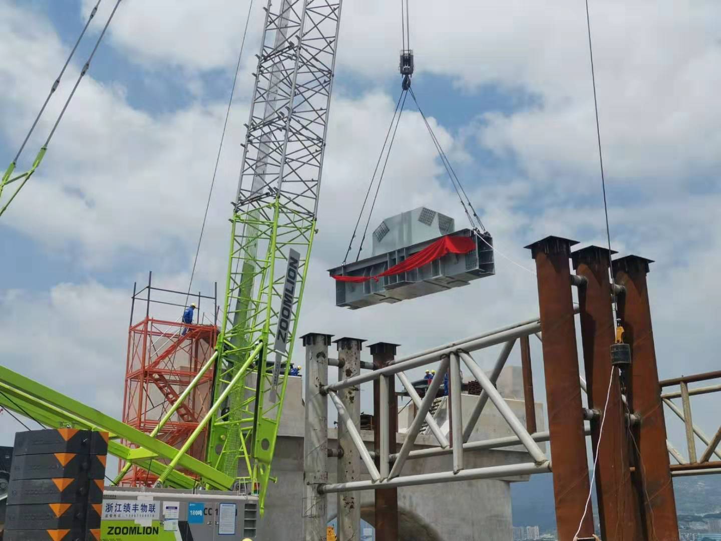 中建六局华南公司福州道庆洲项目钢桁梁架设首战告捷