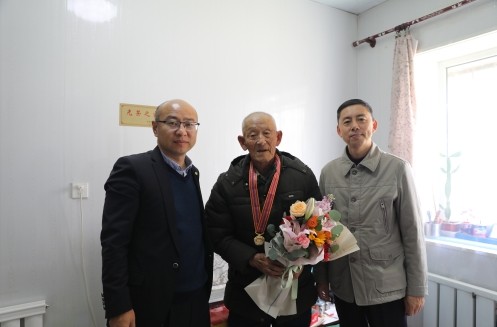 公司党委慰问抗美援朝老战士