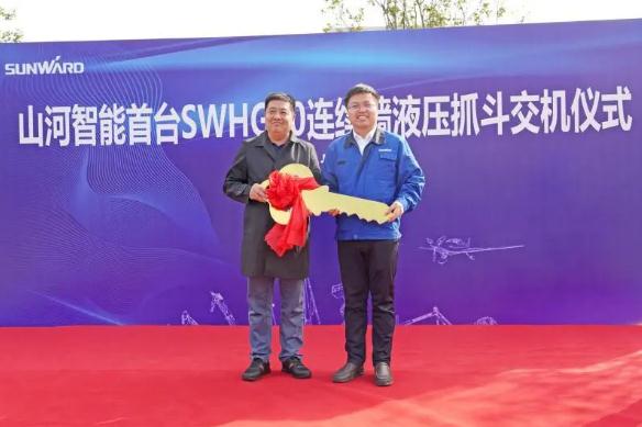 山河智能首台SWHG70连续墙液压抓斗顺利交机