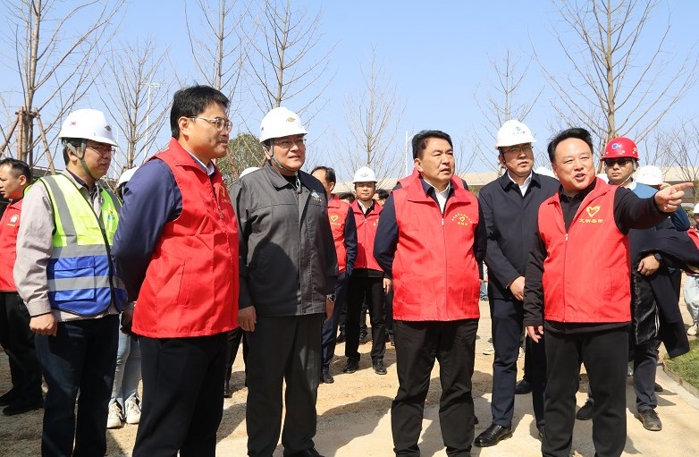 曹普华带队到公司岳阳污水治理项目开展巡湖志愿服务活动
