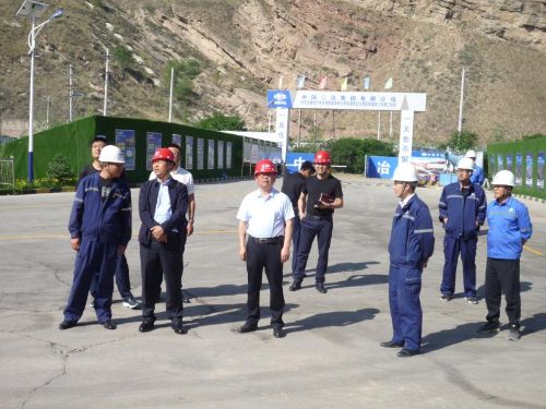 兰州市西固区区长毛玉铎一行到兰州柴家峡大桥项目部调研指导工作