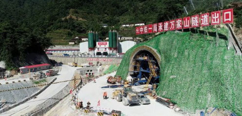 中铁一局五公司宜兴铁路项目万家山隧道出口掘进突破1000米大关