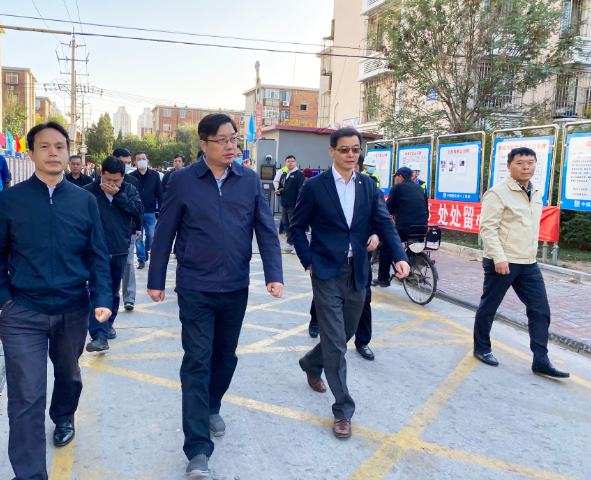 天津市滨海新区政府党组成员、副区长戴雷一行到中建六局发展公司老旧小区改造项目调研指导工作