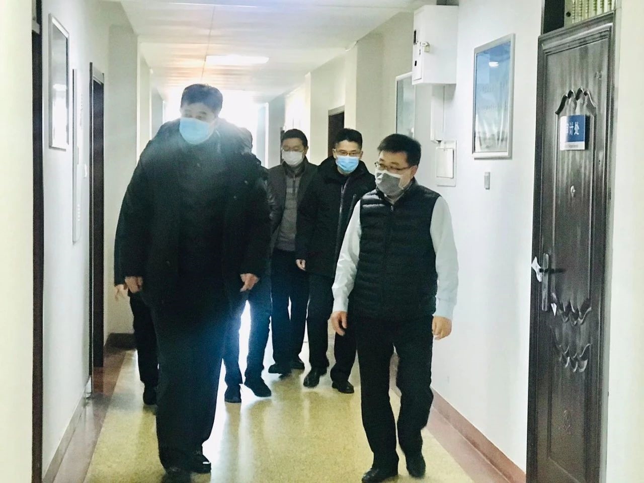认真传达贯彻上级关于防疫和复工精神，开展“四不两直”检查，第一时间将两级集团关爱送到基层一线
