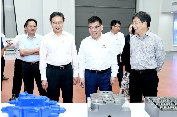 重走总书记考察路线|自治区国资委党委在柳工召开专题学习会
