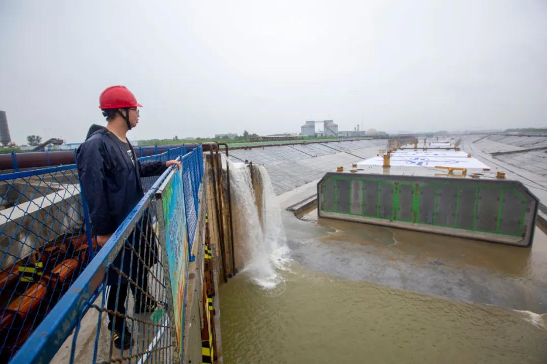 华中地区首条内河沉管隧道开始沉管试浮​