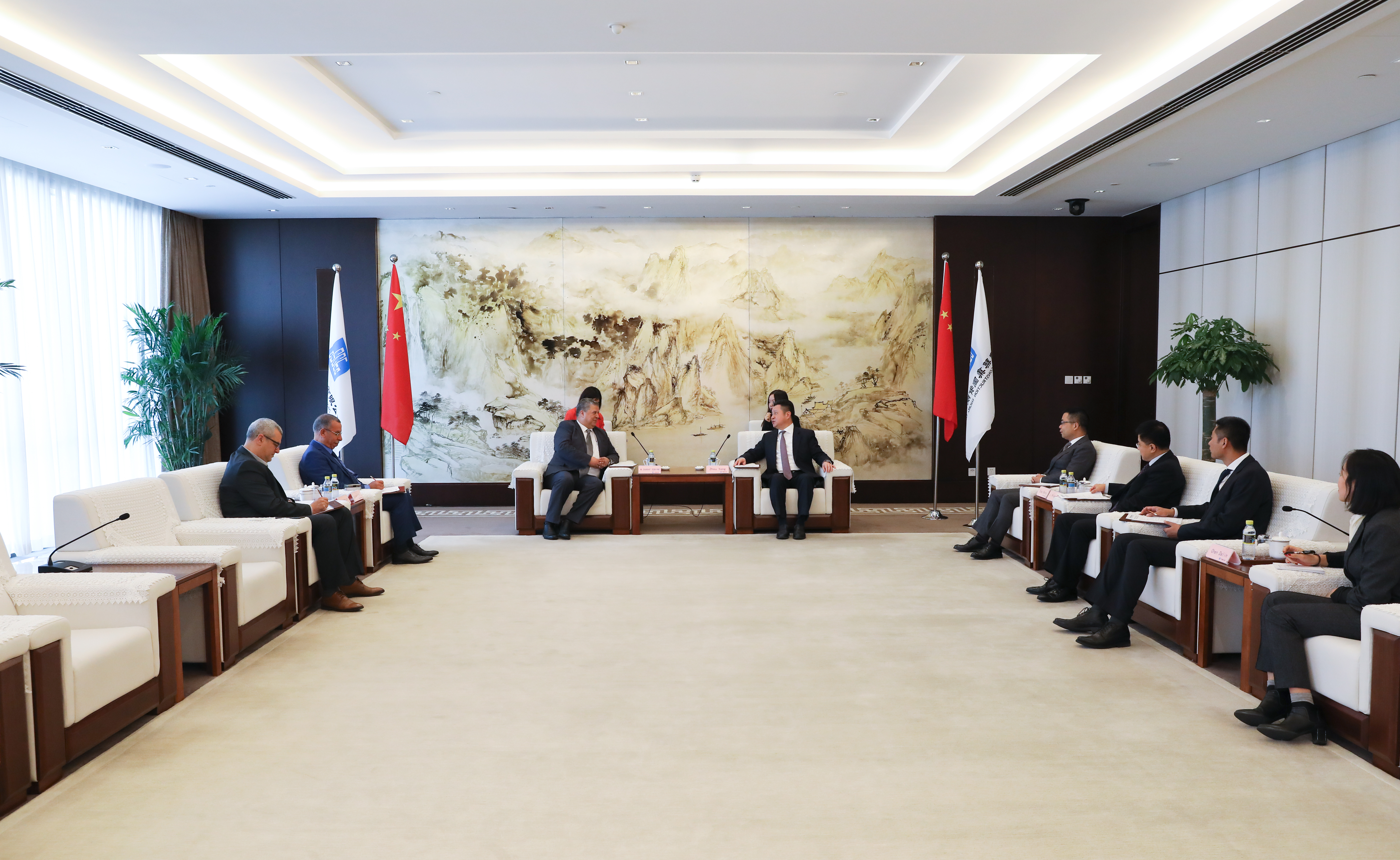 周勇会见阿尔及利亚Madar控股集团、酒店投资管理公司董事长CHARAF-EDDINE一行