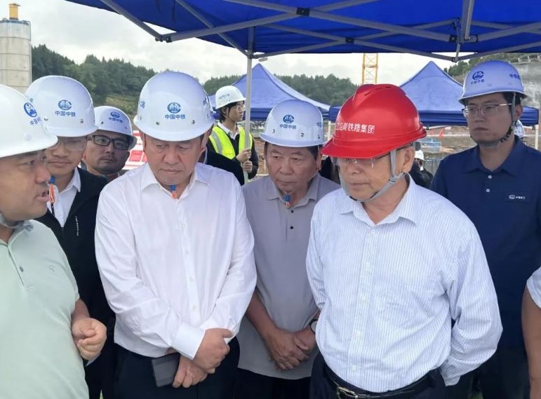 长江沿岸铁路集团党委书记、董事长马春山到沪渝蓉高铁及宜昌北站项目检查调研