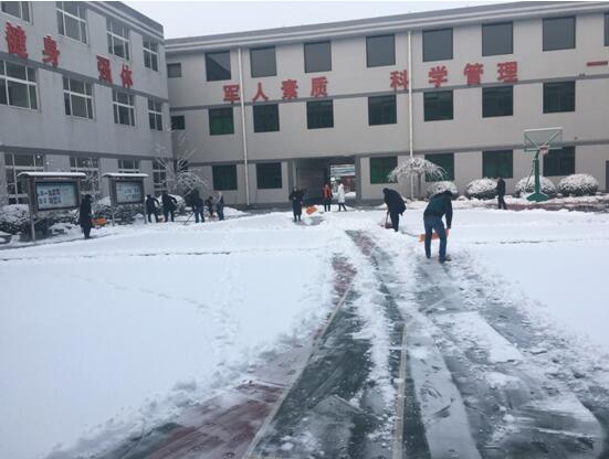 2020年瑞雪兆丰年'劳动展风采'集团组织全体员工开展扫雪活动