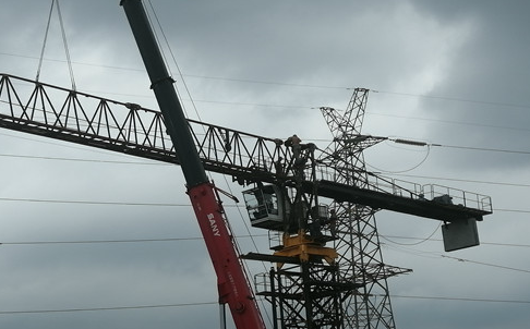 吴泾基地STT153塔机立塔成功
