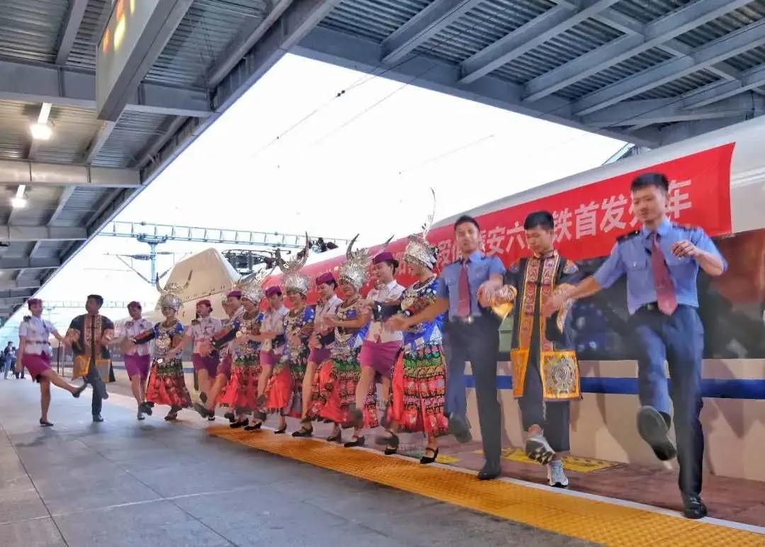 “峻岭险峰穿铁虹，磅礴乌蒙铺坦途”——安六高铁今日开通！