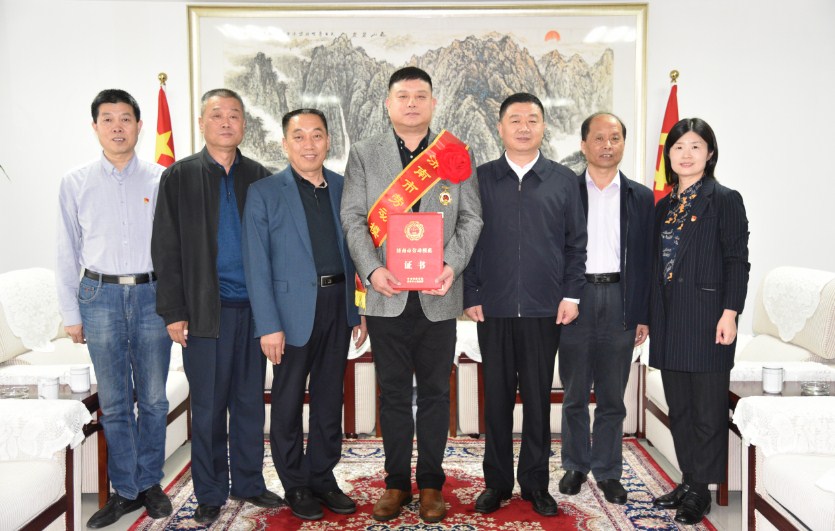 热烈祝贺集团公司荣获“山东省五一劳动奖状”、 董事长李宁荣获“济南市劳动模范”称号