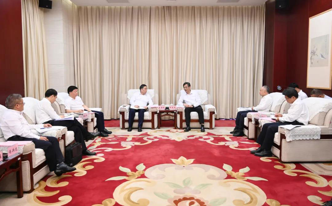 宋海良拜会海口市委书记何忠友