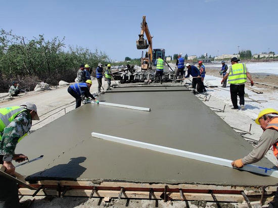 阿克苏改扩建机场主干道停车场完工