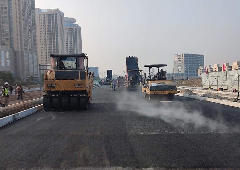 新站高新区铜陵北路(淮海大道-泗水路)道路工程顺利完成全线沥青底、中层摊铺