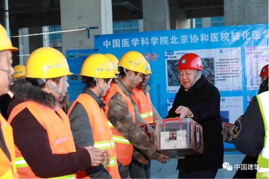 中建集团党组副书记、总经理郑学选调研慰问中建八局协和转化医学楼项目