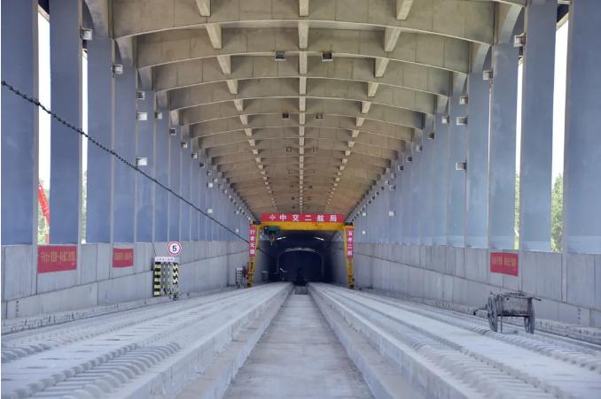 中交二航局京雄城际铁路项目全线率先完成无砟轨道板铺设