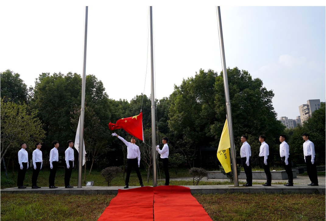 共祝祖国生日好 武林集团举行“迎国庆”升旗仪式
