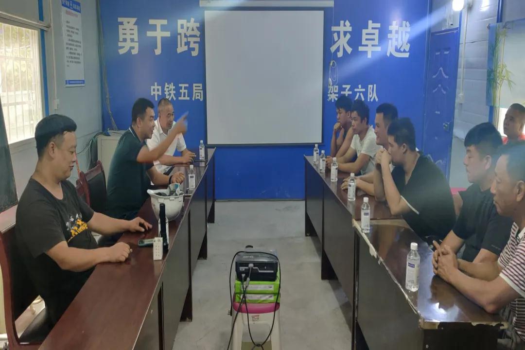 【新闻资讯】玉磨项目部慰问一线员工