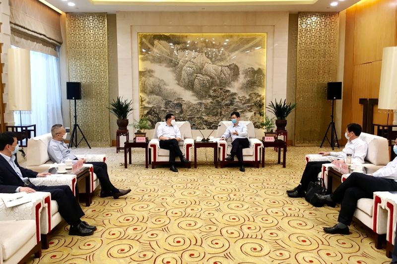 宋占江拜会襄阳市委副书记、市长郄英才
