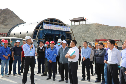 嘉峪关市委书记李忠科一行到酒嘉绕城高速公路项目视察指导工作