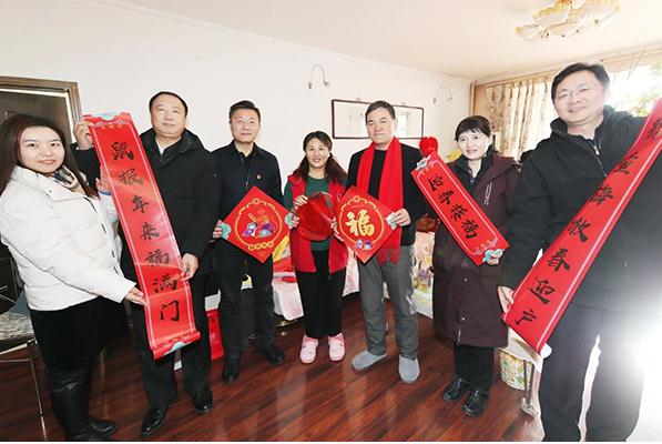 集团公司领导为困难职工送温暖