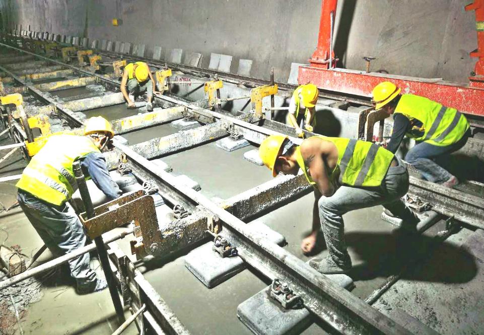 兴泉铁路于都一号隧道无砟道床顺利完工
