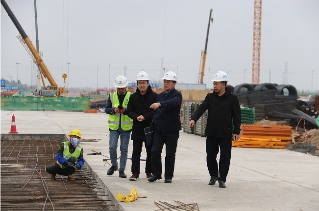 余仲远带队到四建公司钦州超薄玻璃基板深加工项目开展下半年安全质量综合大检查