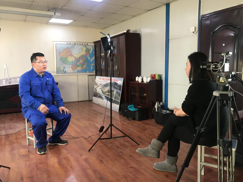 央视《创新进行时》栏目摄制组走进中国二冶兰州柴家峡黄河大桥项目