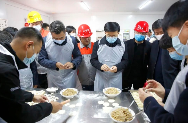 大年初一 陕建集团、省建设工会领导与西安火车站北广场项目一线建设者共度新春佳节
