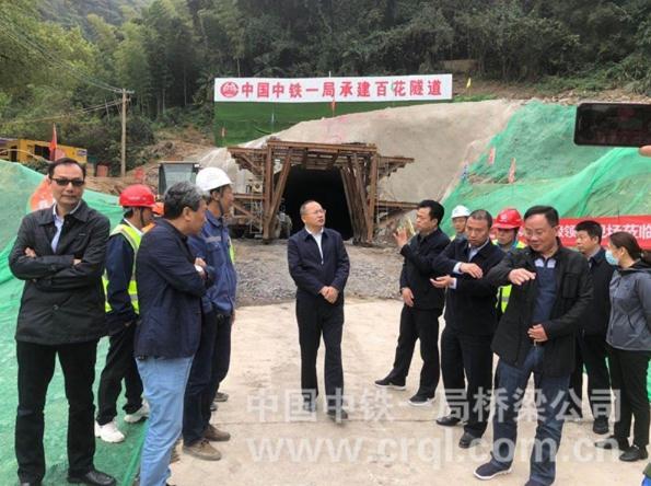 黄石市长吴锦到中铁一局黄石百花隧道项目调研