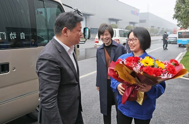 付旭明慰问山河智能市三八红旗手并督导安全生产工作