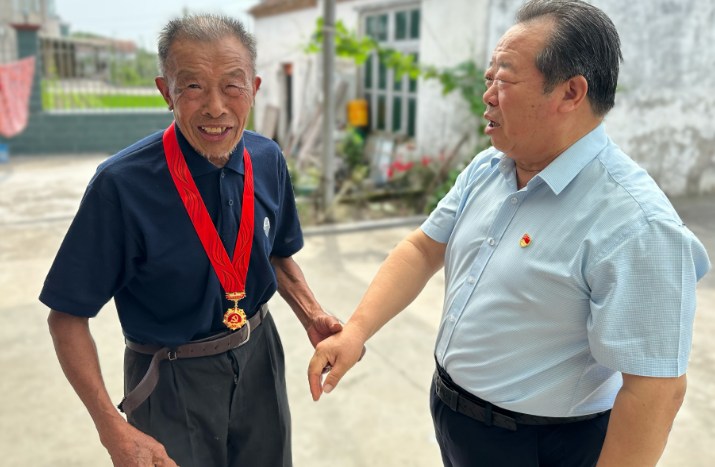 江苏润宇集团党委书记走访慰问“光荣在党50年”老党员