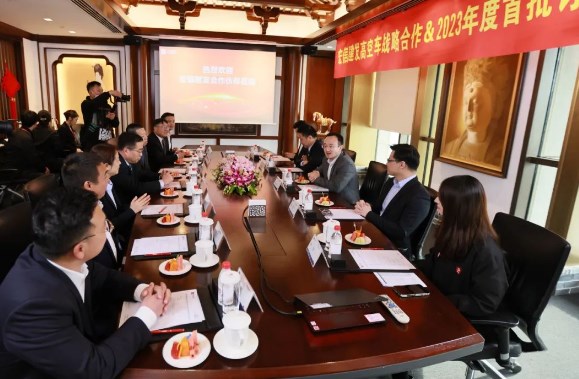 宏信建发举行2023年高空车战略签约仪式