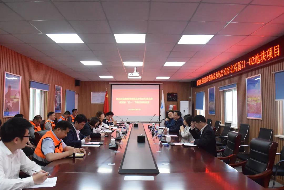 中建八局总经济师方思忠一行带班检查总承包公司市北高新项目安全生产工作
