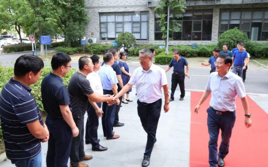 山东交通学院院长陈松岩一行走访安徽校友会 莅临蓝海建设集团交流指导