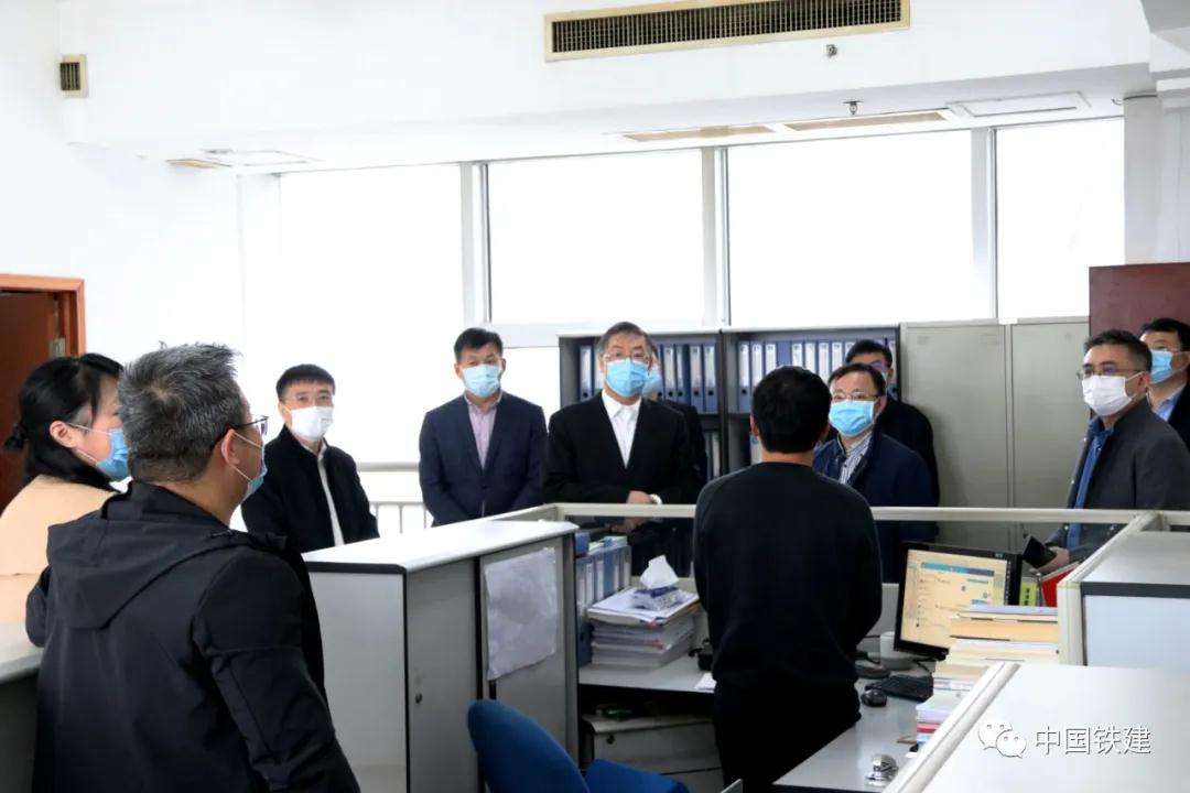 庄尚标看望慰问在汉干部职工并调研中铁十一局、铁四院和中铁磁浮